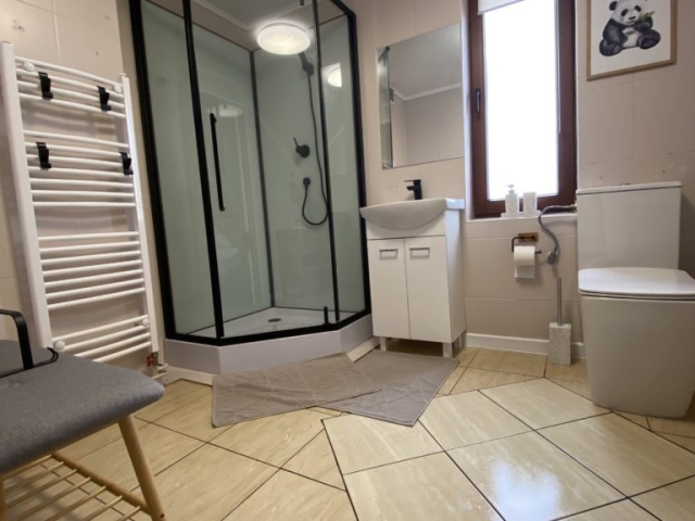 Łazienka na poddaszu Razienka w agroturystyce na Roztoczu