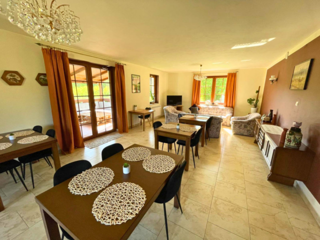 Salon Salon z tarasem i widokiem na las